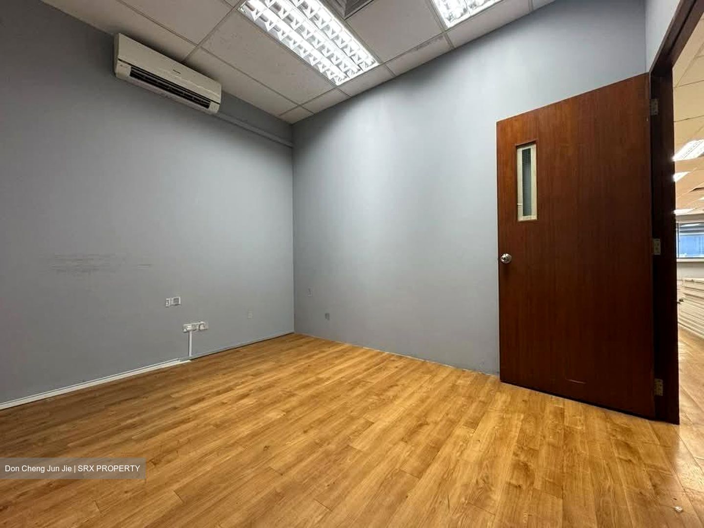Benoi Road (D22), Office #558322901